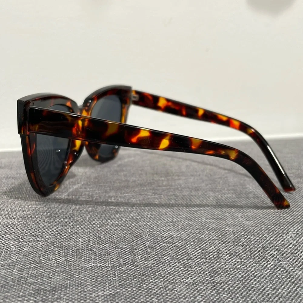 NWT cat eye sunglasses dark brown oversized UV 400 dark blue lens w bag & cloth